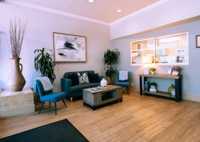 A couch and chairs in the lobby of Glendale Healthcare Center