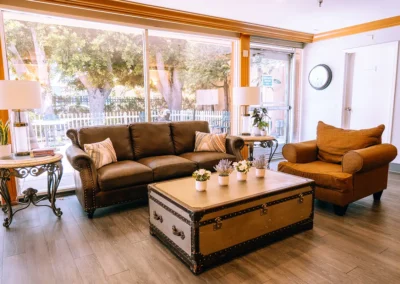 A common room with couches at Valley Palms