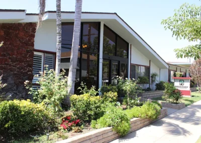 The front entrance to Broadway Healthcare Center