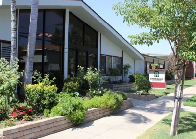 The front entrance to Broadway Healthcare Center