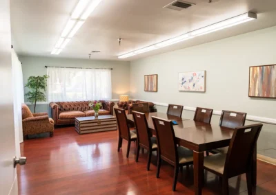 A common room with a large table at Mountain View