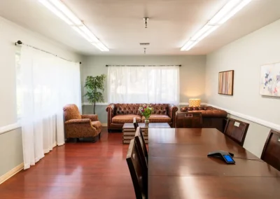 A common room with tables and chairs at Mountain View
